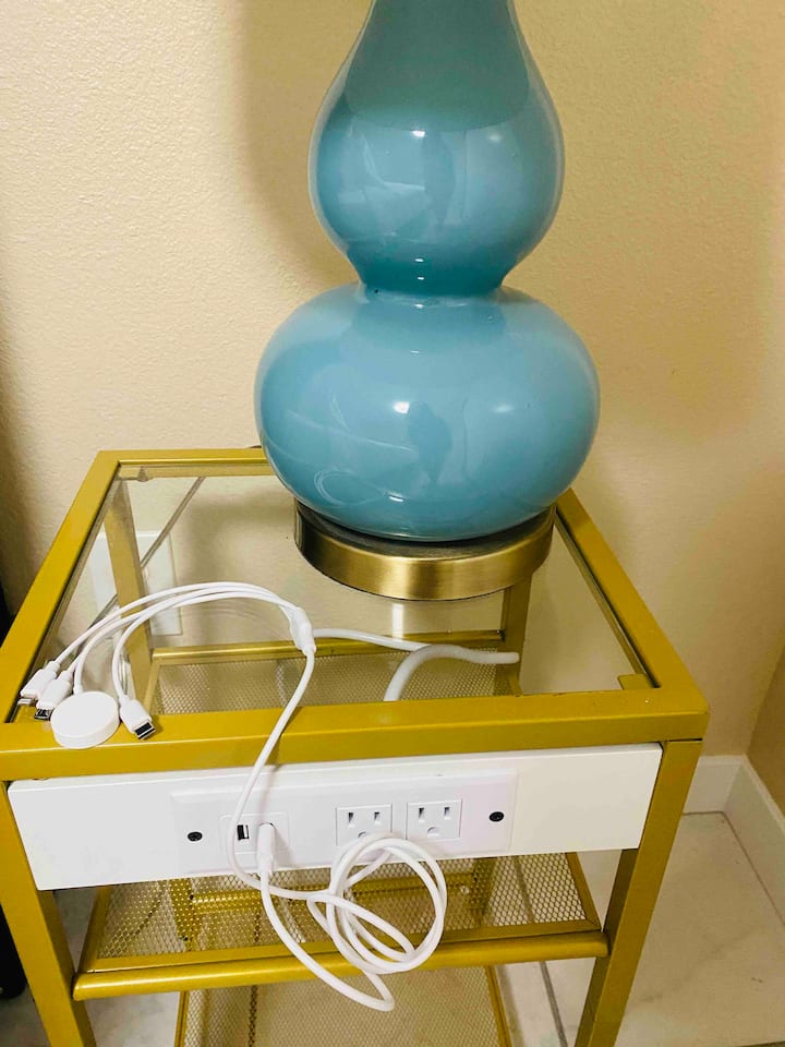 โต๊ะข้างพร้อมพอร์ตชาร์จในตัว