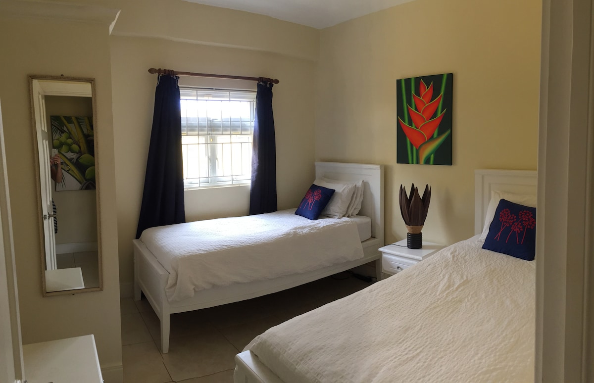 Bedroom with twin beds / king bed