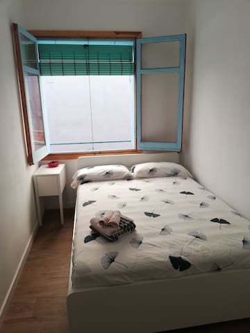 Very quite and bright room in Raval near Ramblas