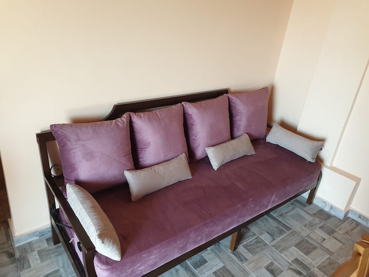 Kitanda cha sofa ndani ya nyumba. 
Kitanda cha sofa nyumbani .