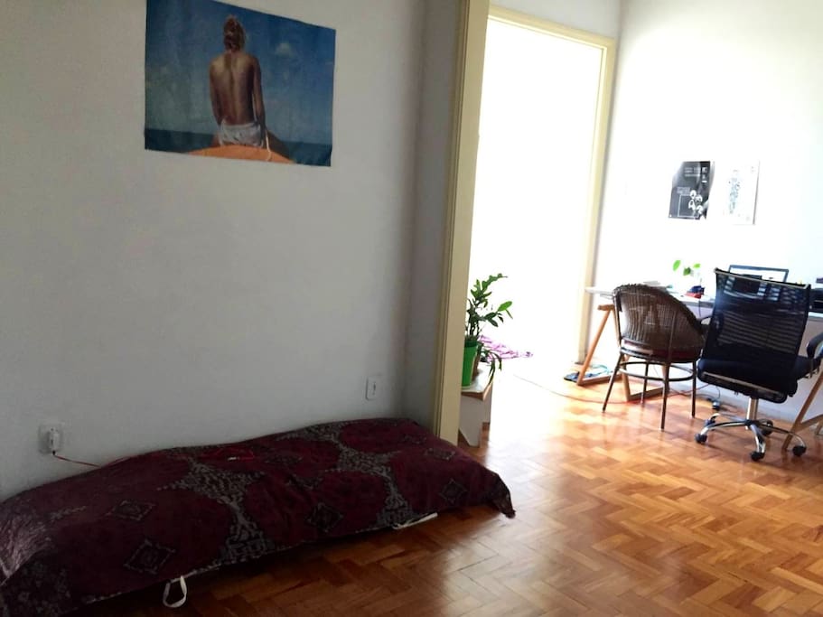 sala com futon solteiro
