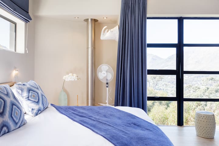 Contemporary villa with magnificent views of Hout Bay gallery image 2