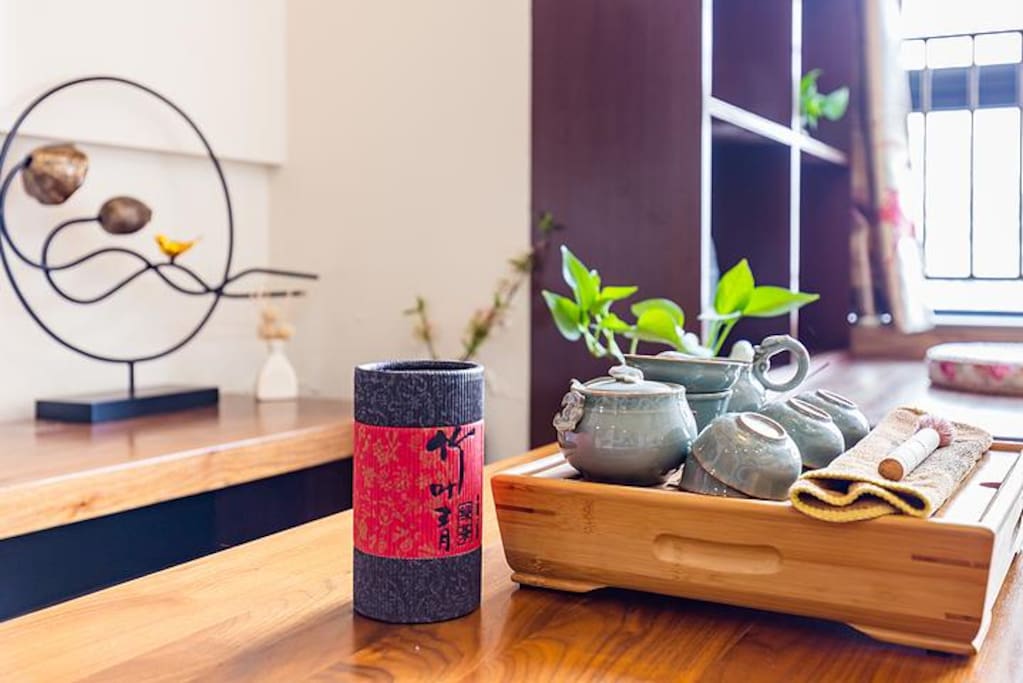 在这里与家人、朋友喝喝茶,分享成都心情drink tea with family or friends.share your feeling about chengdu