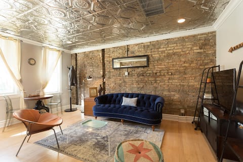 Industrial Style Chicago Loft with FREE parking