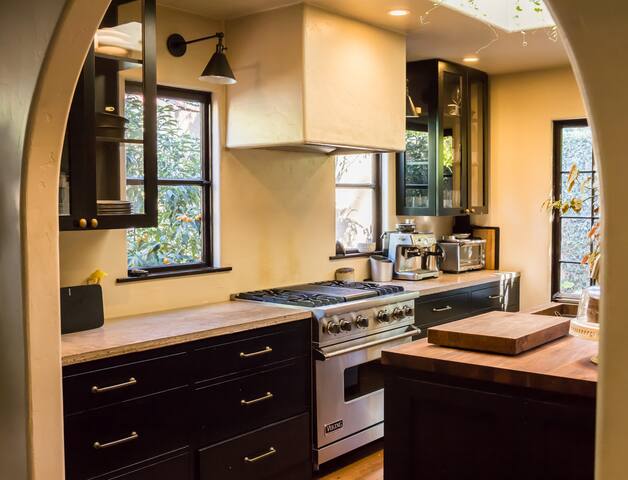 Beautiful Spanish Style Hacienda Oasis with Pool gallery image 5