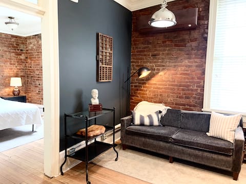 Tin W Suite@ Remedies Inn, downtown historic inn