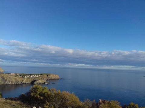 Charming new two-bedroom apartment with sea view in Cerbère