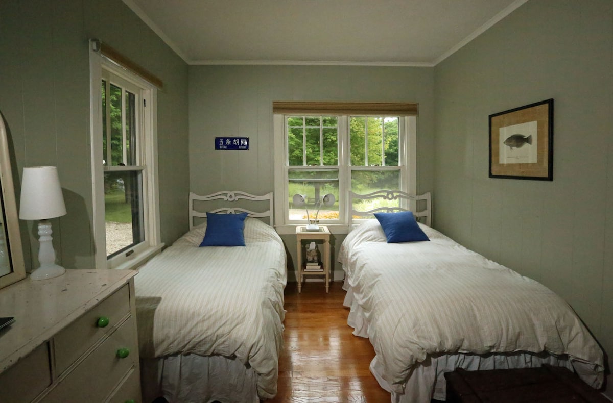 Bedroom with two twin beds