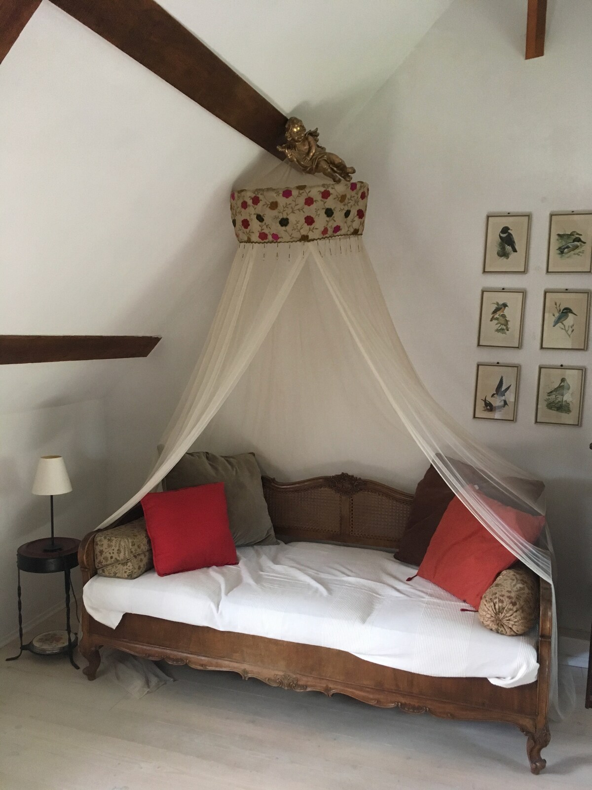 夹层设有沙发床、工作场所和游戏室。 夹层是一条通道。  