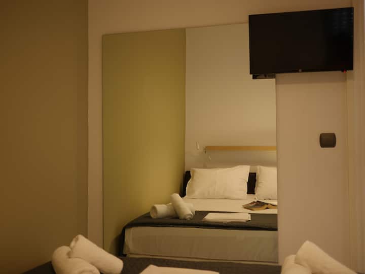 2号卧室、标准双人床、空调、电视、衣柜（顶楼）