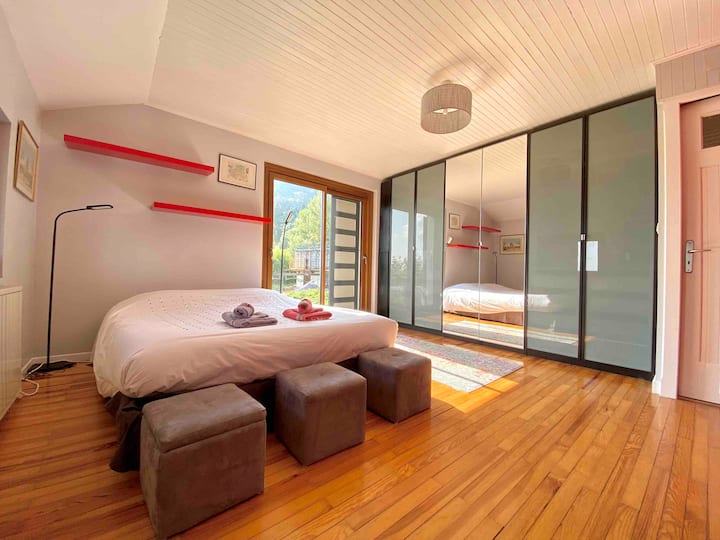 На горния етаж има основен апартамент „Léman“ с двойно легло, самостоятелна баня с прилежаща баня и изглед към езерото.