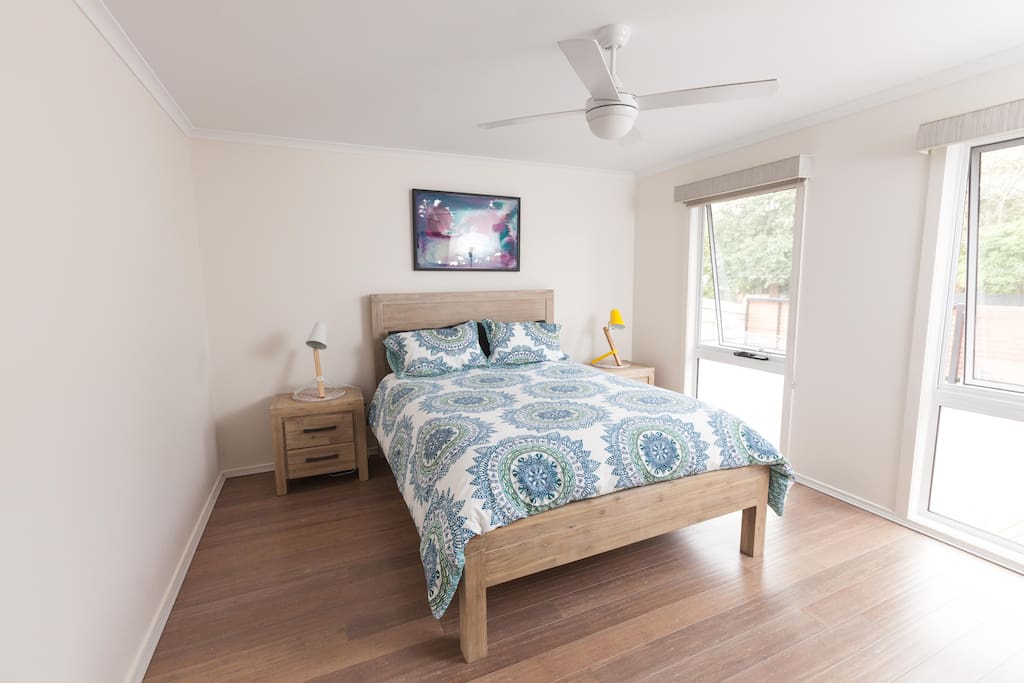 QUEEN BEDROOM 1 WITH MOUNTED TV