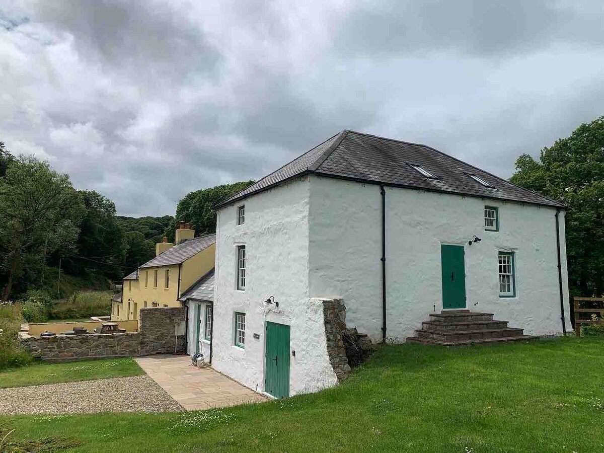 Cresswell Mill, Cresswell Quay Sleeps 8+ Houses for Rent in