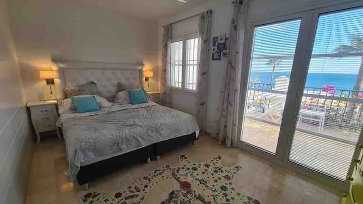 Glavna spavaća soba s balkonom i prekrasnim pogledom na more