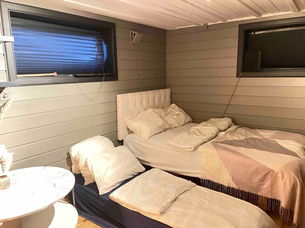 120张床，隔壁有一张充气床垫。 电泵将留在房间内。 2023年夏季全新床垫