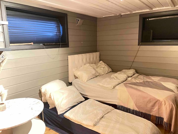 120 kreveta s madracem na napuhavanje u susjedstvu. Električna crpka ostat će u prostoriji. Potpuno novi madrac, ljeto 2023.