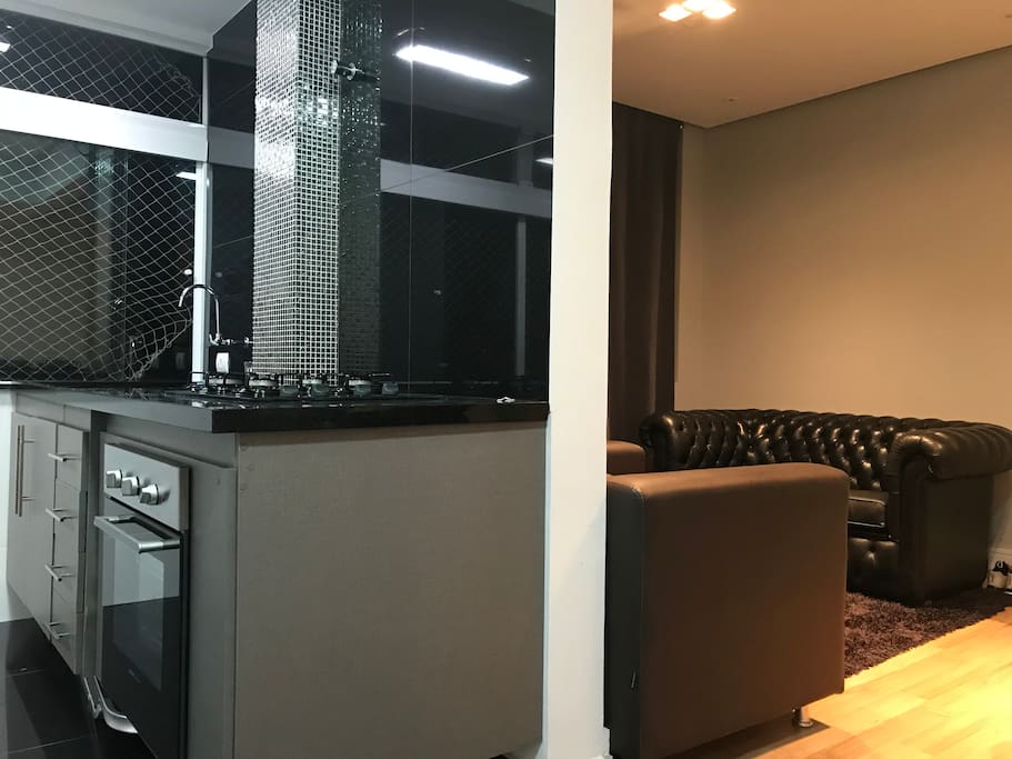 Cozinha e sala integradas (integrated kitchen and living room)