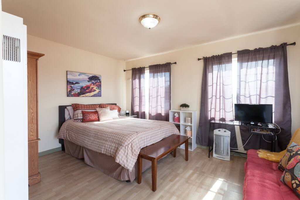 Spacious studio with Queen bed
