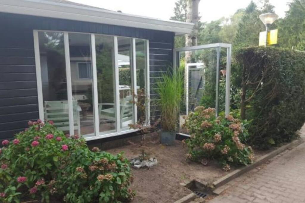 De erker kijkt uit op een fraaie zijtuin.