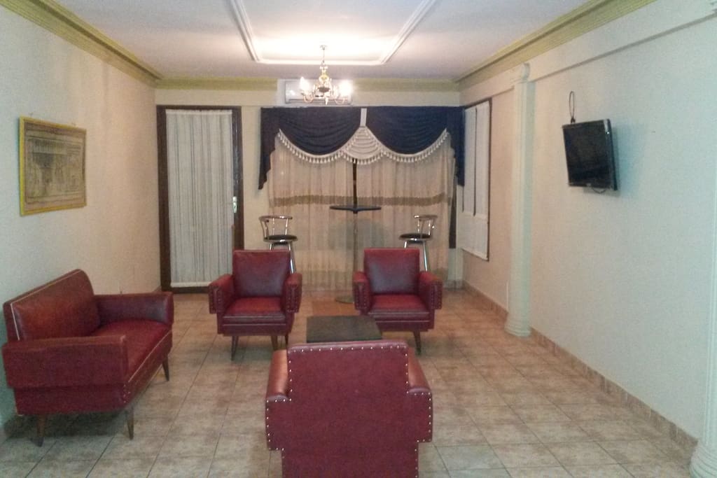Sala de estar con salida al balcón privados