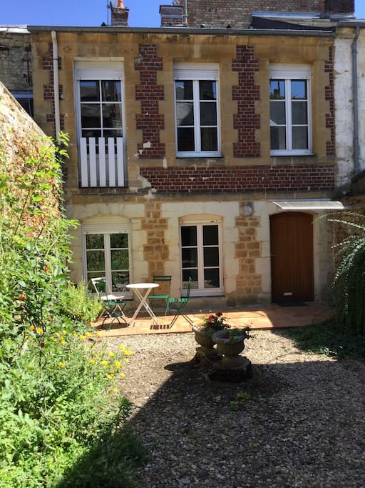 Entrée de la maison louée au fond du jardin .