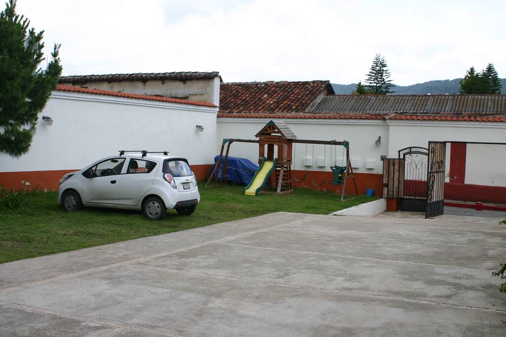 Amplio estacionamiento propio