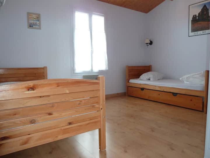 Спалня  4 на горния етаж, 2 единични легла