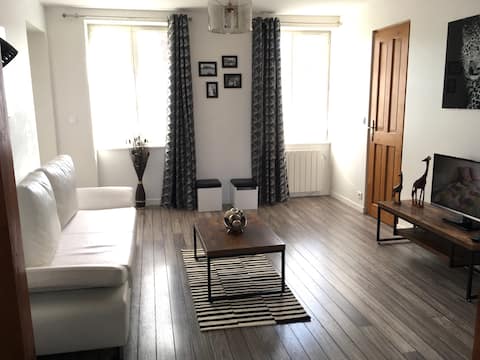 Chantilly center, 2 bedrooms + bright living room, indoor courtyard parking