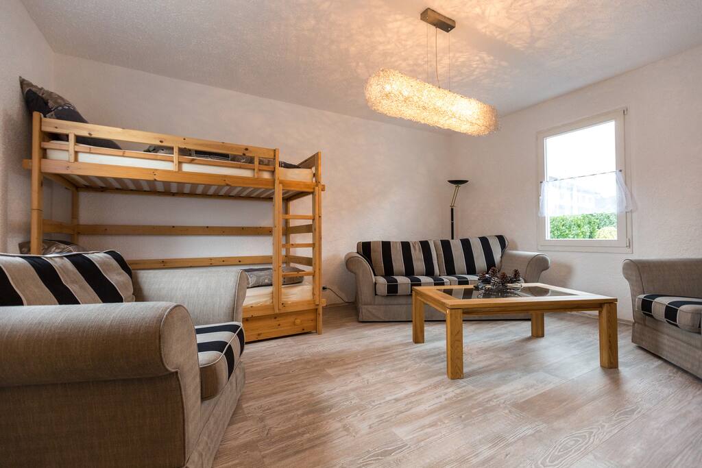 SChlafzimmer Parterre mit Hochbett, im Zimmer hängt ausserdem ein 32"TV (nicht sichtbar gegenüber vom Bett)