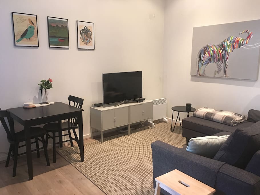 Cosy dining and lounge area. Tv with Netflix.