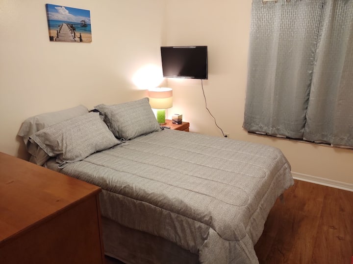 Телевизорот е преместен на друг ѕид од оваа слика. Видете друга слика од првата спална соба.