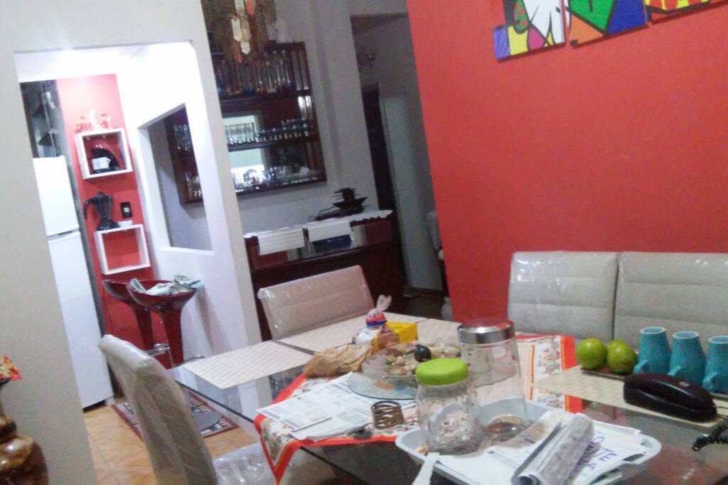 Sala de jantar ou mesa para estudo e cafe da manhã incluindo e o almoço tera o custo de R$ 10,00 .