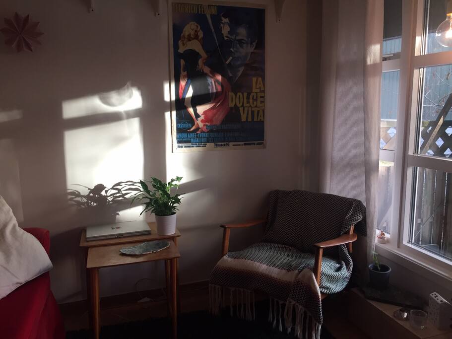 Stue, rød sovesofa kan slås ut, plass til 2.
