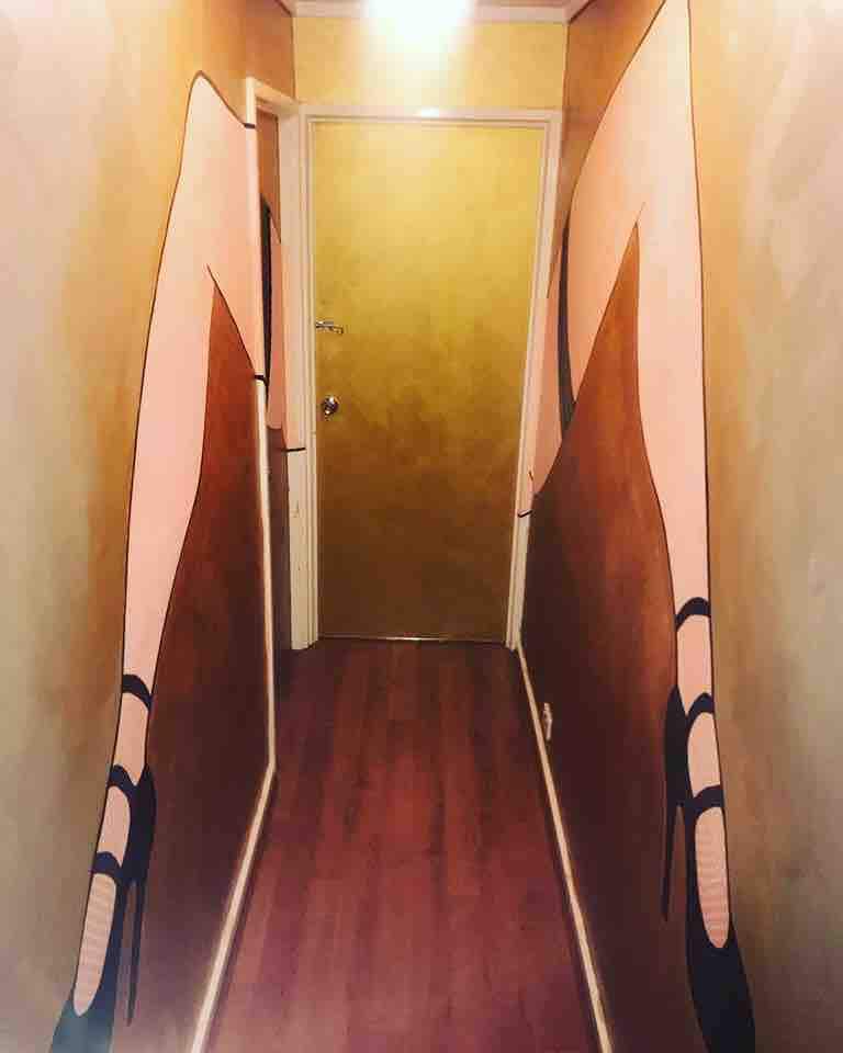 Muestra de arte: pasillo a la habitación tamaño king