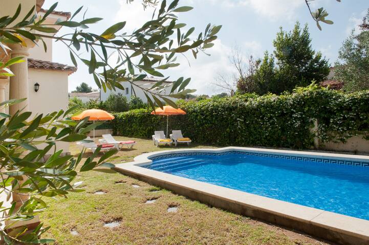 Lluna: house with private pool gallery image 4