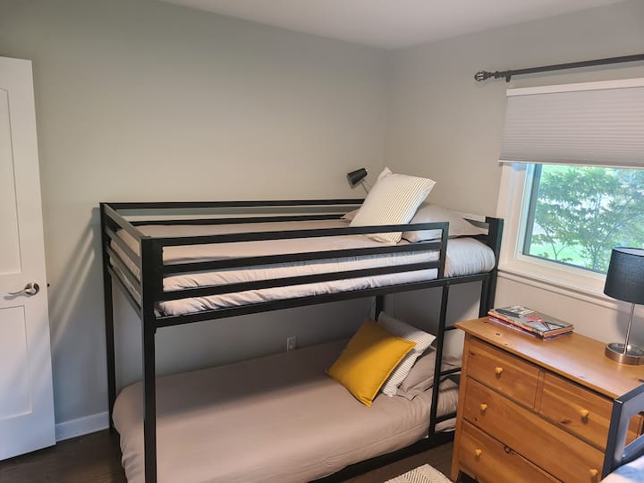 Bunk bed room with 2 twin and 2 full beds