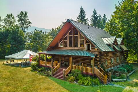 The Wallace Falls Lodge, 10-BR, 10-bath Chalet