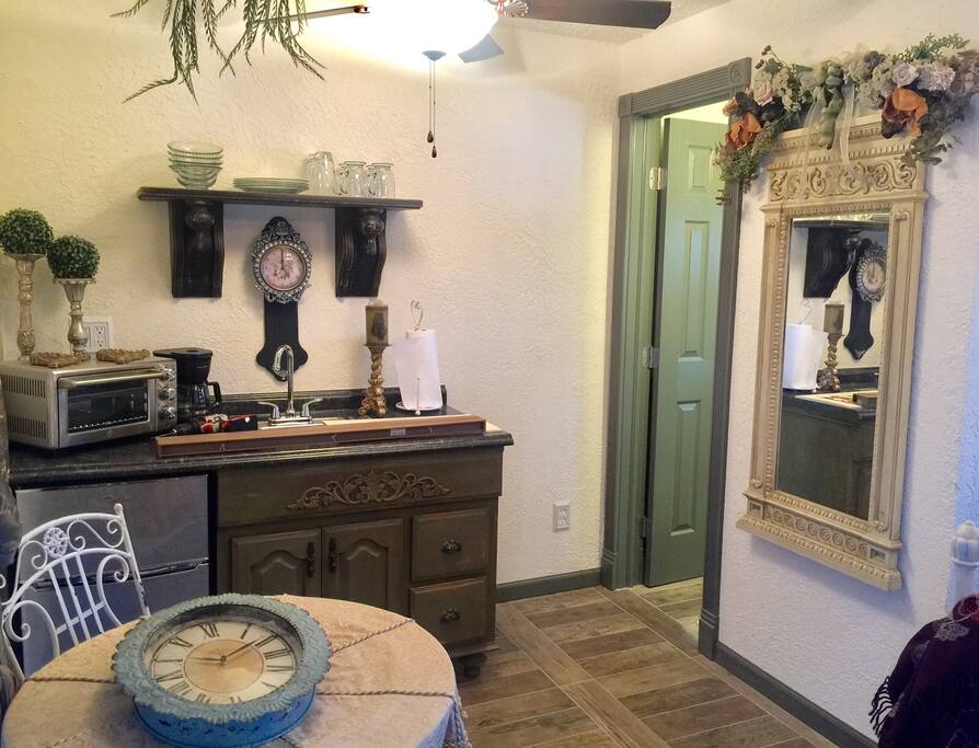 The kitchenette has the option of using a toaster oven or a microwave. Your choice. A coffee ☕️ maker with fresh coffee and cream.