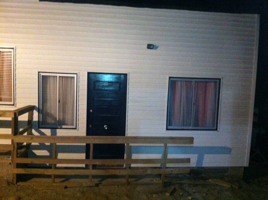 Son cabañas pareadas, pegadas.