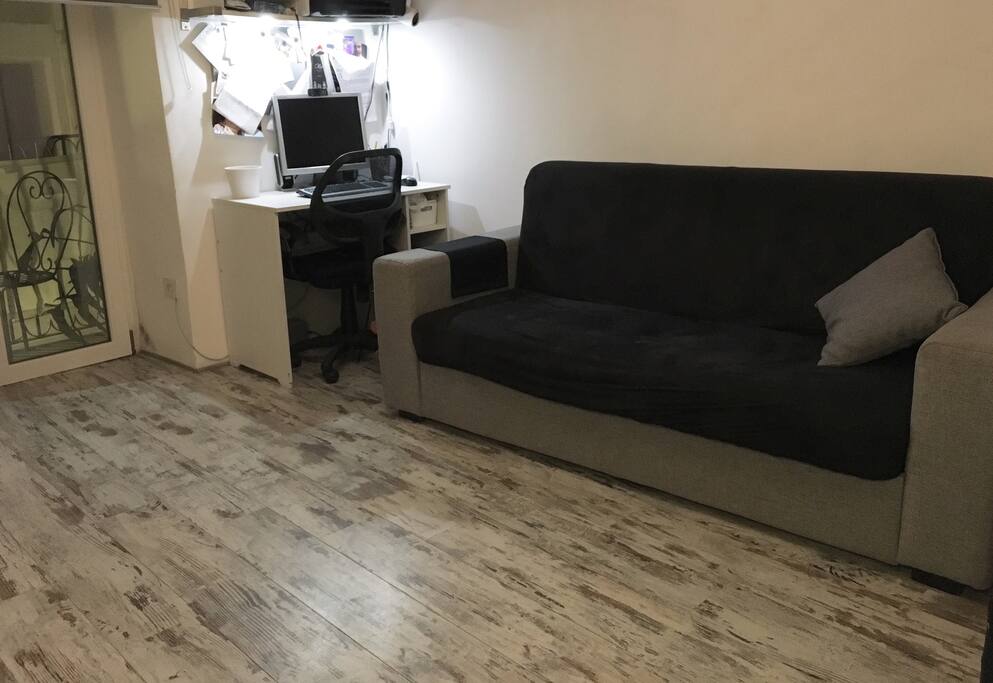 Soggiorno con divano letto matrimoniale (apertura semplificata )