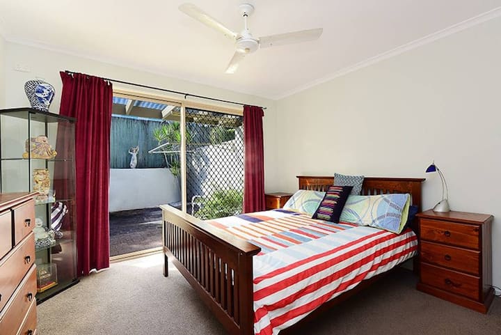 Главна спалня със самостоятелна баня