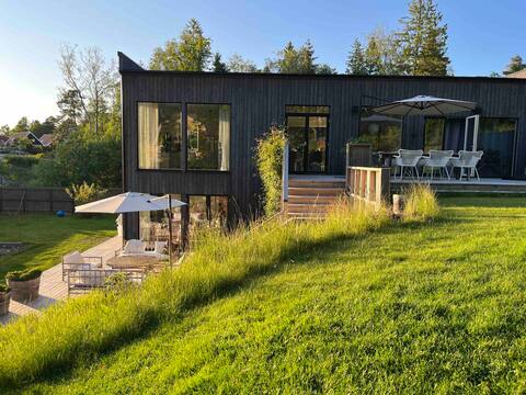 Lakefront architect Villa