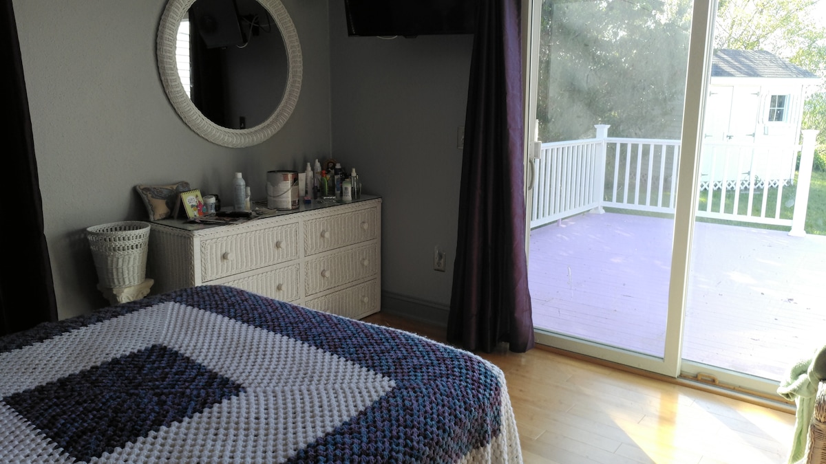 spálňa na prvom poschodí je teraz zariadená a vyžaduje viac pixelov