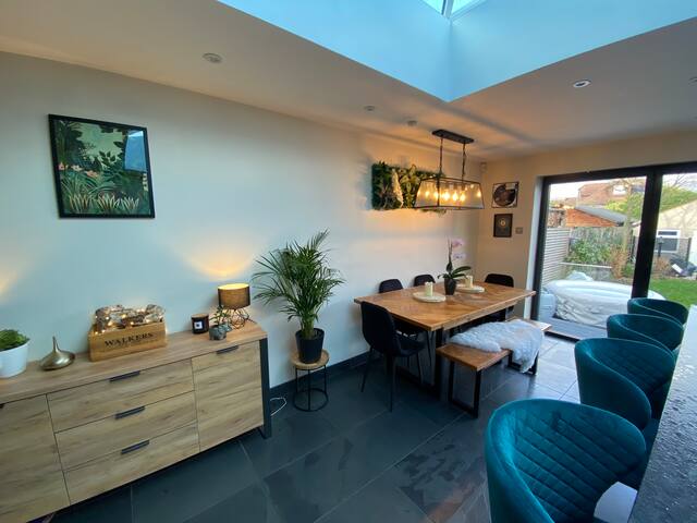 3 bed with hot tub, near Twickenham stadium gallery image 2