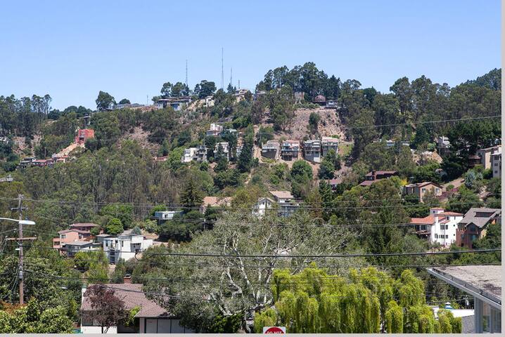 Modern & Luxurious Montclair Retreat gallery image 3