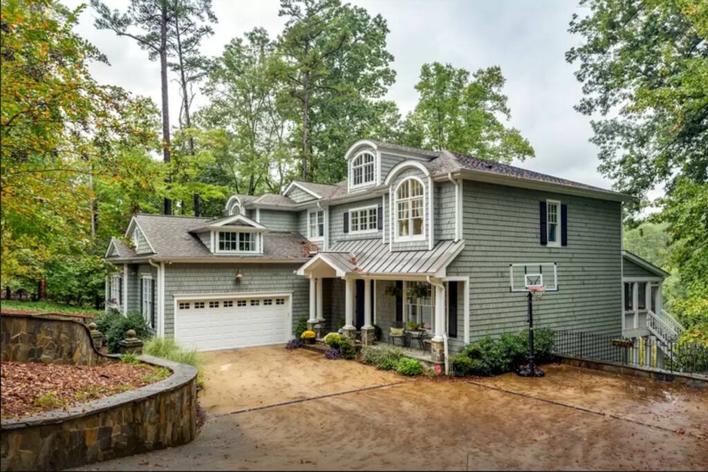 Beautiful home on the lake. 5-8 min to downtown Franklin Street.