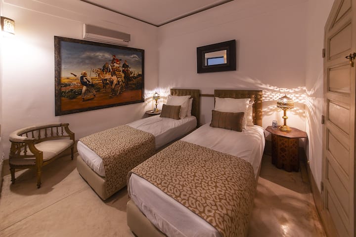 BEN YOUSSEF Suite Room