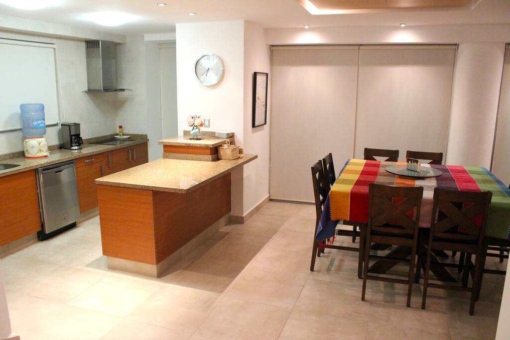 Cocina completa equipada con: refrigerador/congelador, lava vajillas, estufa eléctrica, cafetera, tostador, platos, cubiertos, vasos...