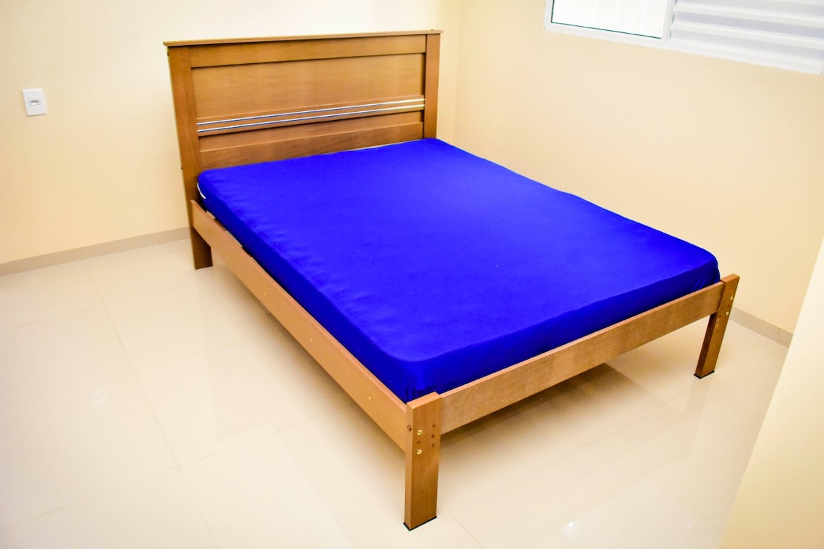 Апартманот има 1 брачен кревет, 1 кревет на спрат со помошен кревет, нов поделен клима уред и порцелански под. Сите душеци и перници имаат водоотпорни заштитници. Покрај тоа, прозорците имаат заштитна ограда.