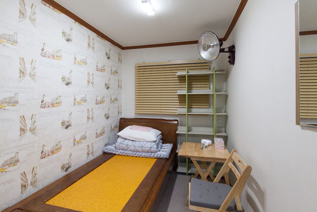 The whole room : middle room